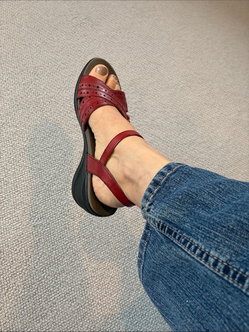 Hush Puppies Crisscross Sandals, Dark Red, Size 8, Excellent Condition - Picture 8 of 9